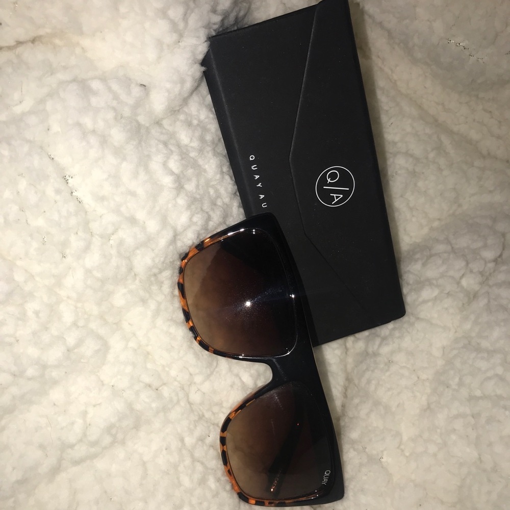 QUAY DESI PERKINS OTL II Sunglasses with hard case